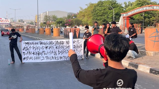 DUA TAHUN PRABOWO–GIBRAN, GARIS INDONESIA LAYANGKAN RAPOR MERAH: PENDIDIKAN, DEMOKRASI, ENERGI, LINGKUNGAN, DAN MBG DISOROTI